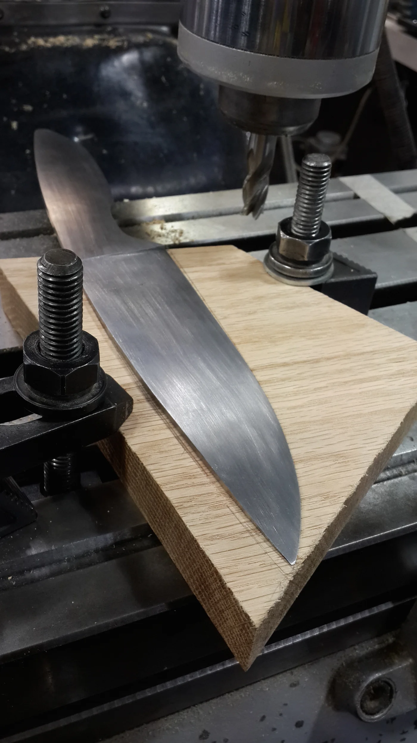 The steel blade clamped to the mill